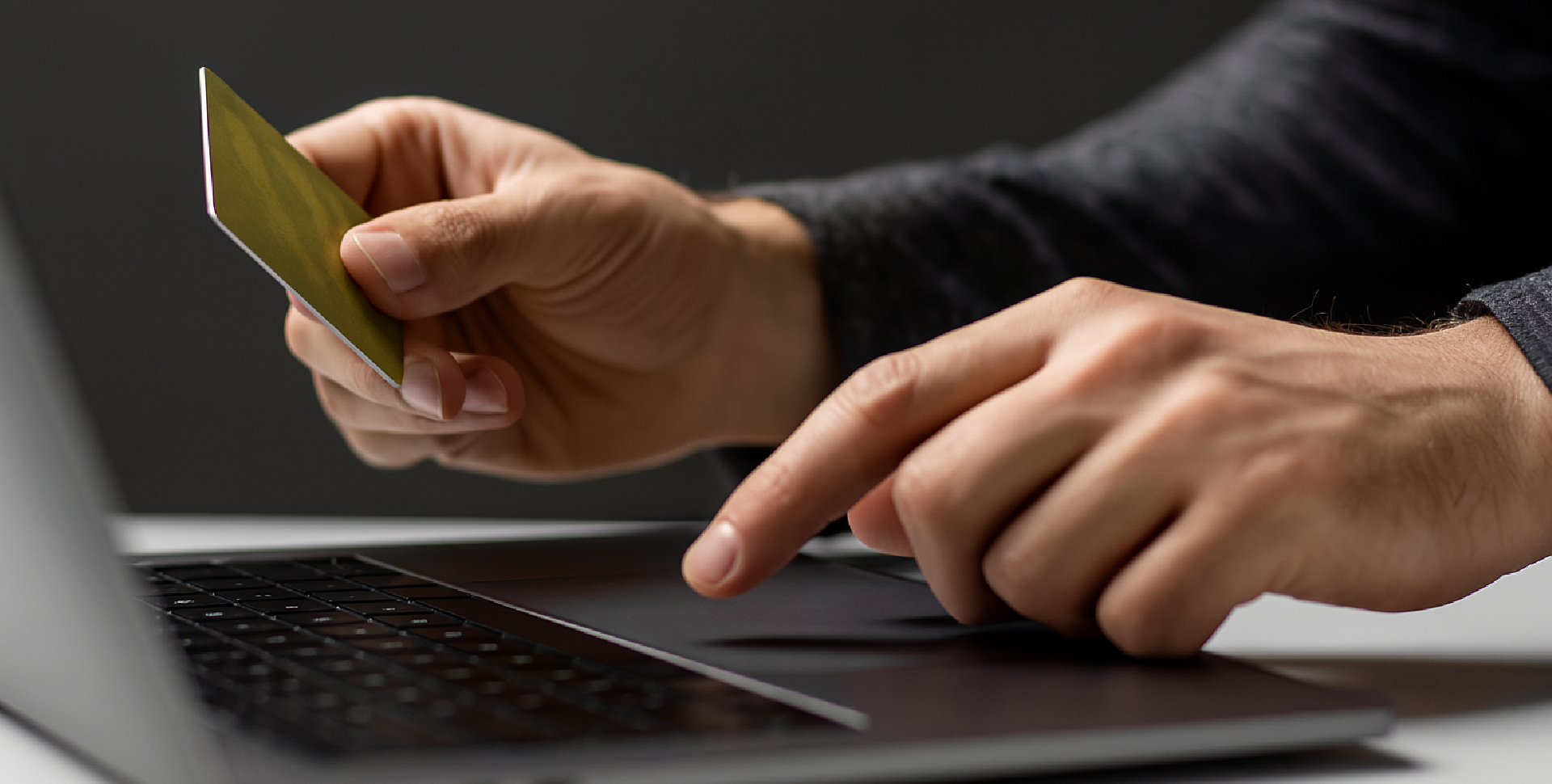 Person bezahlt online mit Kreditkarte