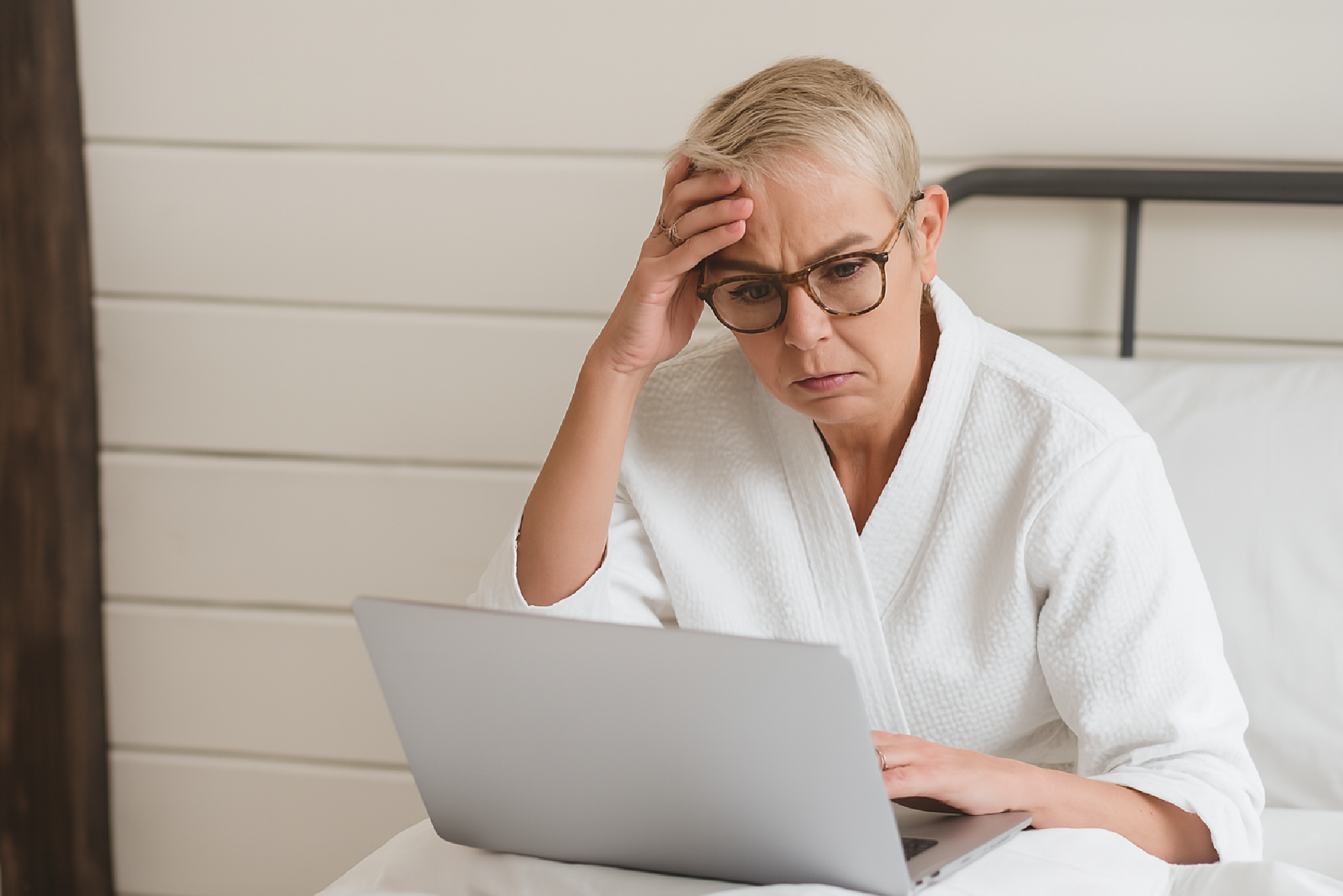 Frau ist gestresst von der komplexen Internet-Recherche an ihrem Laptop