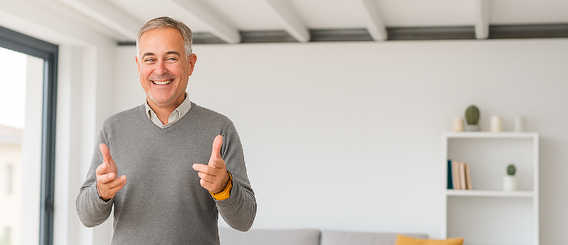 Junger Mann empfiehlt den Ratgeber Familie pflegen – Gut vorbereitet für den Pflegefall